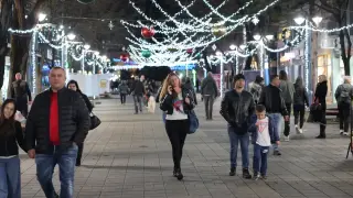 Главната в Бургас вече блести като коледна приказка
