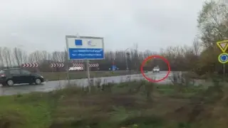 Абсурд на пътя: Всички се чудят на тази маневра на шофьор „през кръговото“ във Враца Снимка