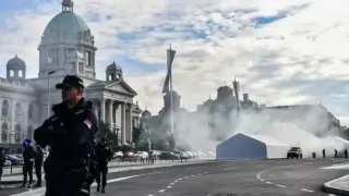 Намушкаха привърженик на Вучич пред парламента в Белград