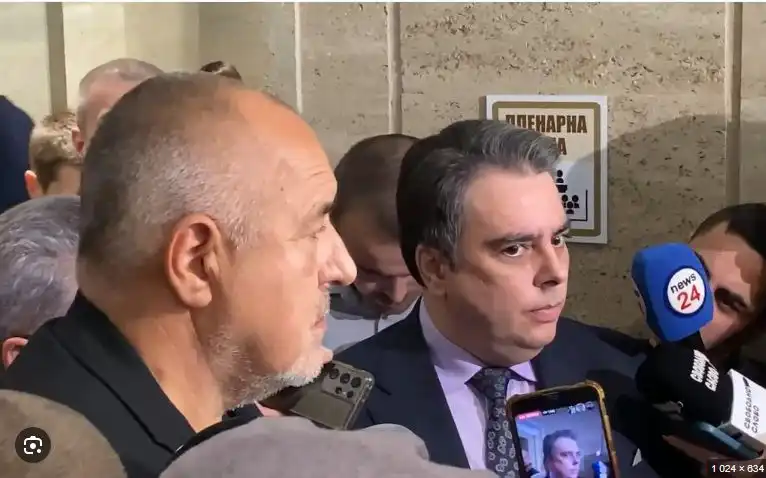 Делян Добрев сащиса Лора Крумова за дискотечните подвизи на Асен Василев, Борисов ударен по най-милото