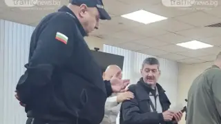 Шок: Подсъдим застана мъртвопиян пред съда, охрана го носи по стълбите