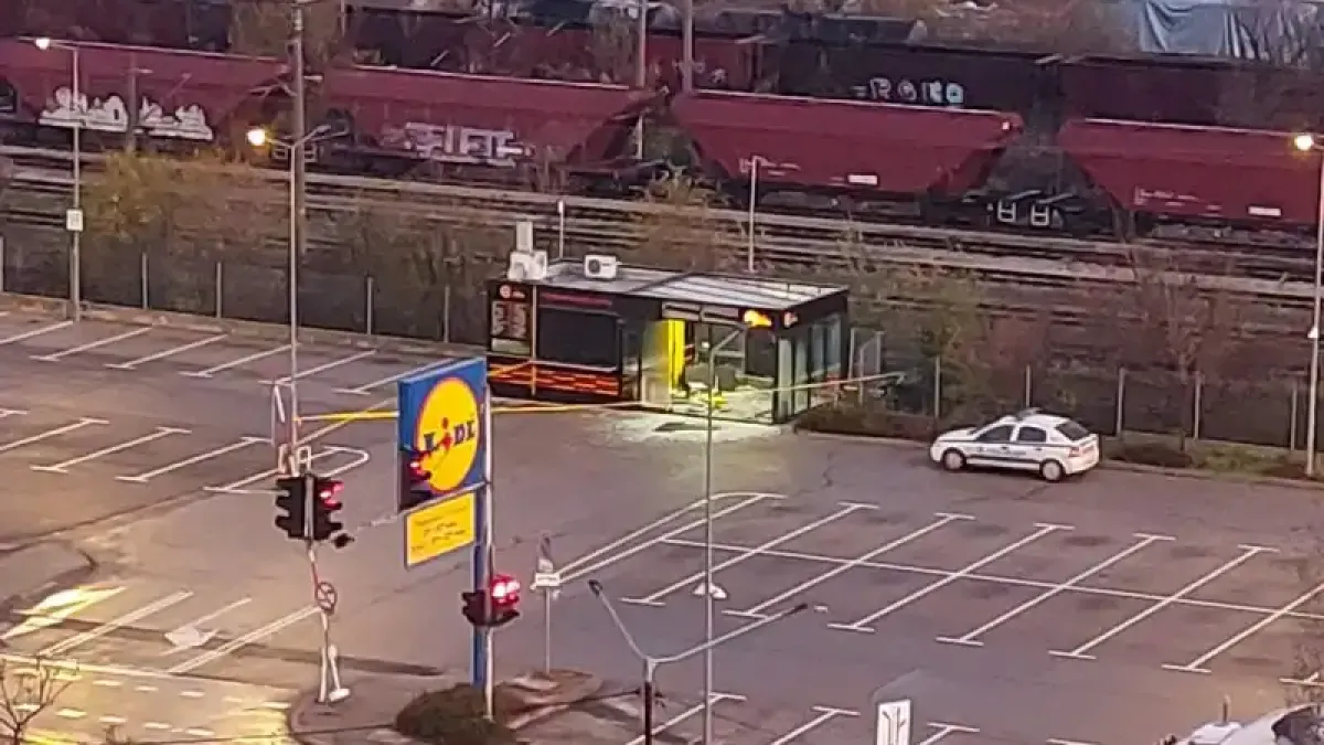 Зрелищно видео! Ето как автомобил прелетя през заведение и се заби се в релсите във Враца