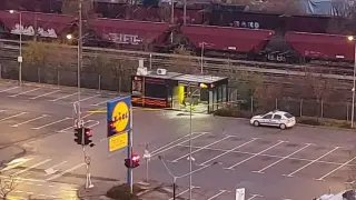 Зрелищно видео! Ето как автомобил прелетя през заведение и се заби се в релсите във Враца