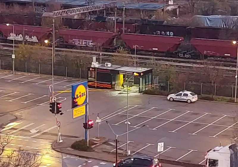 Зрелищно видео! Ето как автомобил прелетя през заведение и се заби се в релсите във Враца