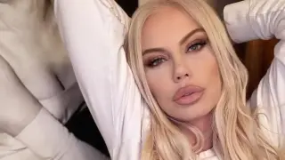 Камелия подпали мрежата с предколедни секси Снимки