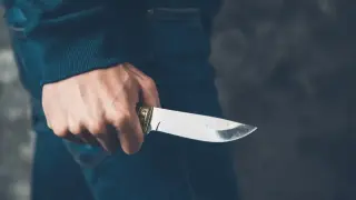 Мъж заплаши кондукторка с нож във влак в София