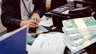 Касиерката Катя от "Уникредит" източи над 350 бона на българско семейство и ето какво стана