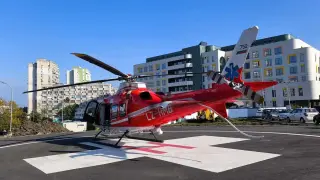 Мистерия в Бургас: Медицинският хеликоптер кръжи вече час над града, какво се случва?