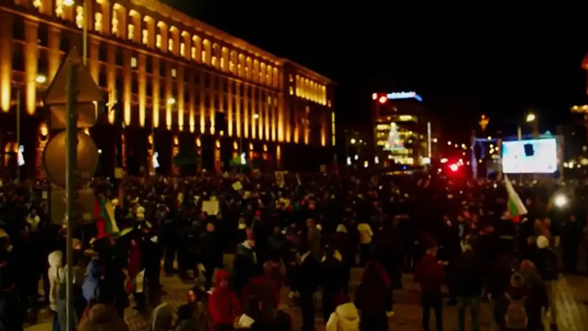 Протестиращи се събраха на площад „Независимост“ в София, полицията е на щрек за провокатори