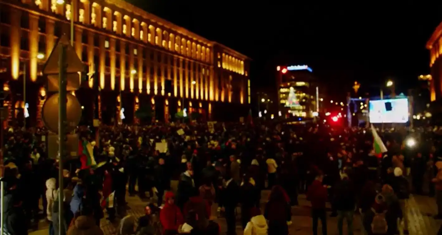 Протестиращи се събраха на площад „Независимост“ в София, полицията е на щрек за провокатори