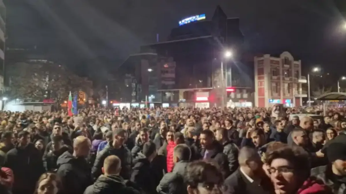 Протестът в Пловдив се раздвижи, хората тръгнаха към...