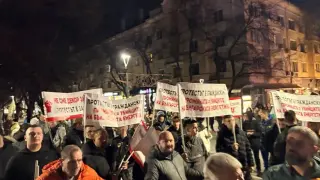 Мощен контрапротест срещу ППДБ: Асен Василев, държавата не ти е дискотека Видео