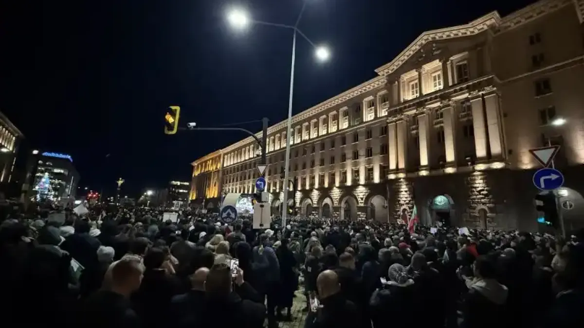 Почна се! Опитват да окървавят протеста: Провокатори с бухалки пред парламента