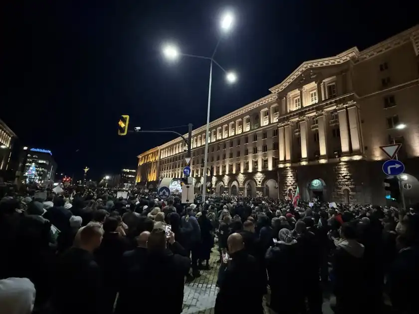 Почна се! Опитват да окървавят протеста: Провокатори с бухалки пред парламента