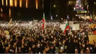 Красота: Хиляди светлини озариха протеста в София Снимки