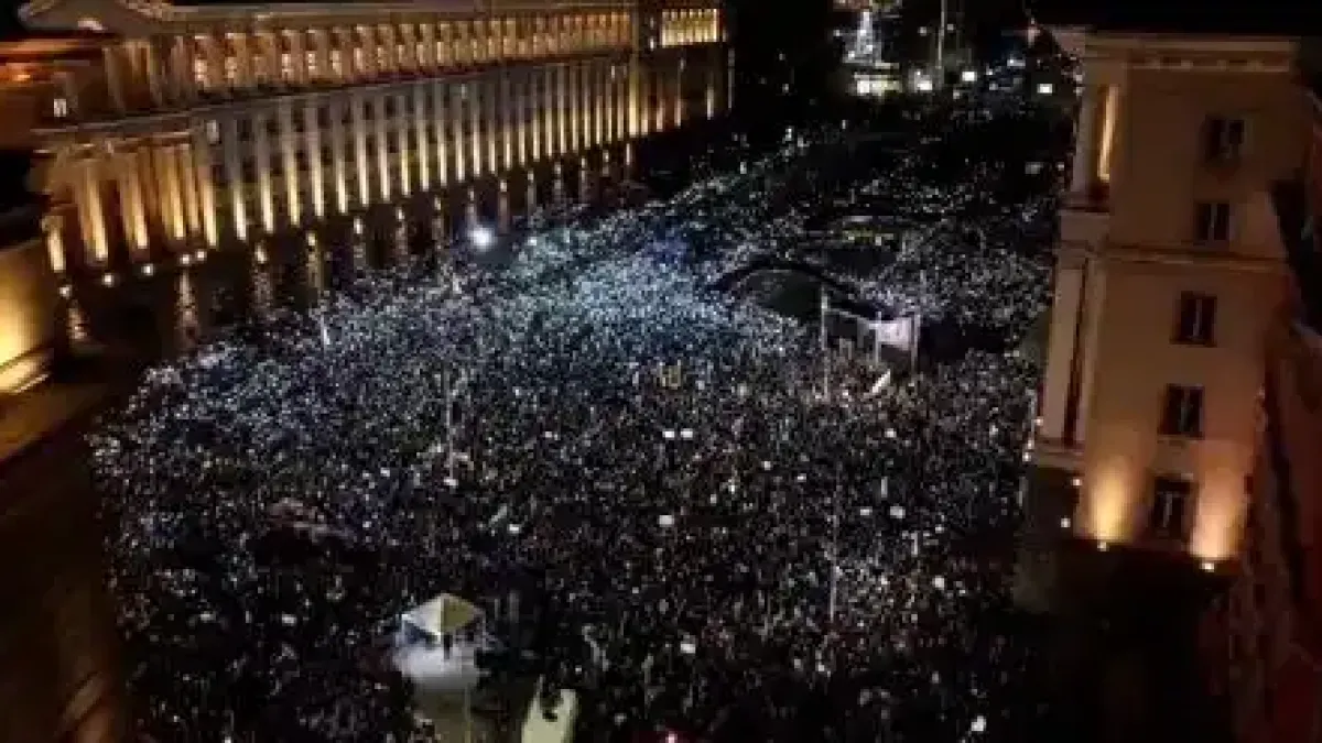 От последните минути: Протестът в София ври, тръгнаха към...