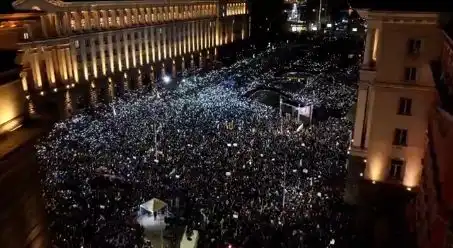 От последните минути: Протестът в София ври, тръгнаха към...