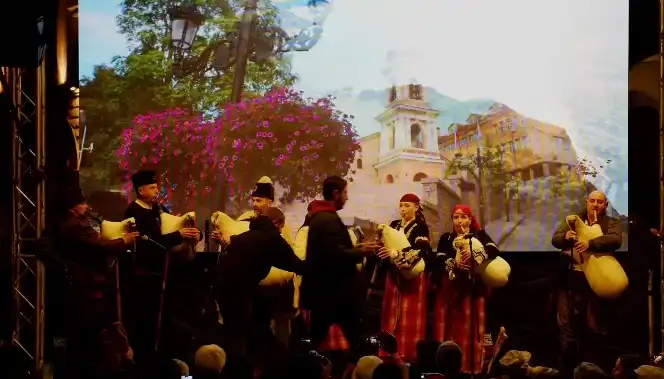 Вече две линейки на протеста, вият се хора, ручат гайди