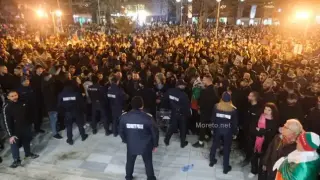 Извънредно! Протестът във Варна ескалира: Полетяха бомбички и бутилки Снимки