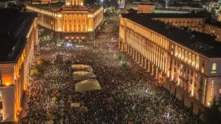 Напрежението ескалира: Бомбички полетяха на протеста в София!