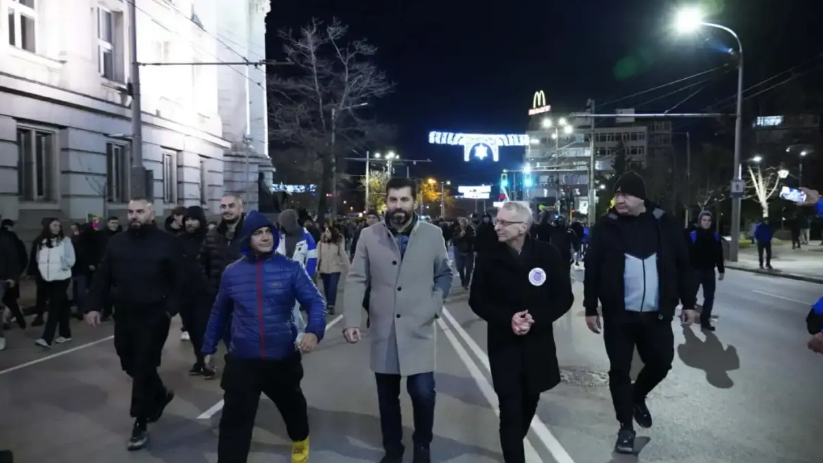 Протестиращи с маски трошат наред, предвожда ги Кирил Петков! Снимки