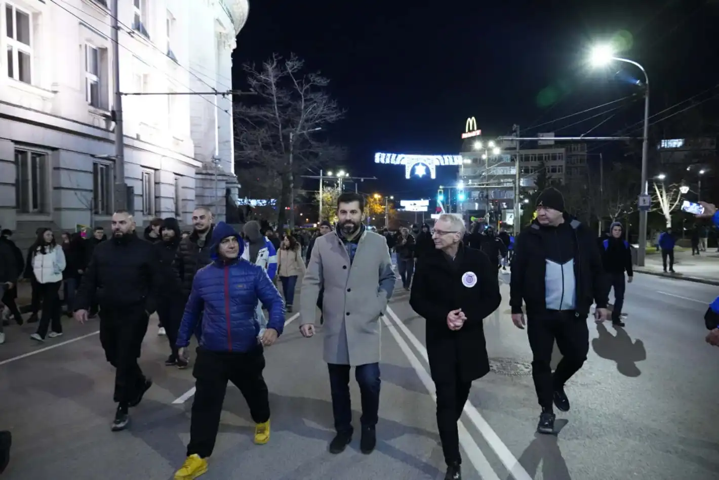 Протестиращи с маски трошат наред, предвожда ги Кирил Петков! Снимки