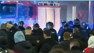 София гори, кръв се лее! Полицаите отвърнаха на атаката, потрошени патрулки и пожарни, страшно е! БЛИЦ Live