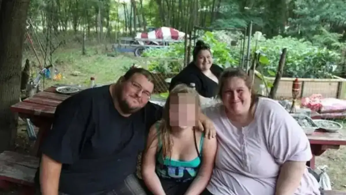 Родители с наднормено тегло измъчвали от глад дъщеря си, намерена е само 15 килограма