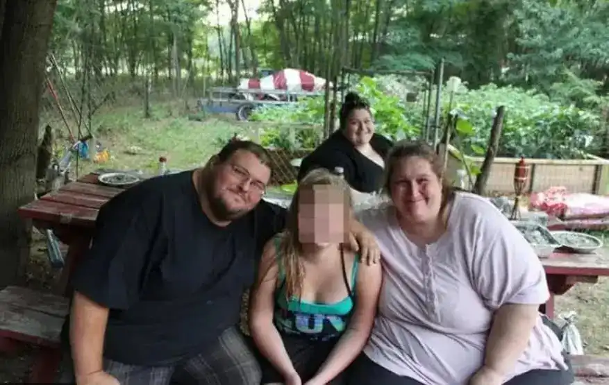 Родители с наднормено тегло измъчвали от глад дъщеря си, намерена е само 15 килограма