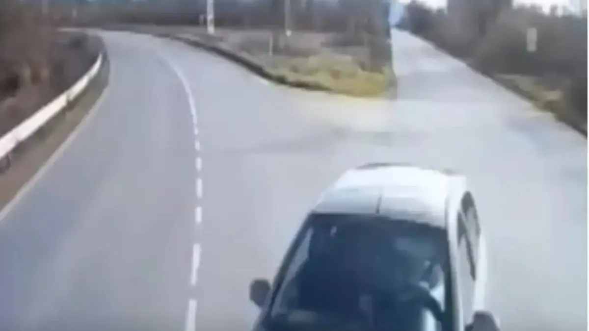 Млада шофьорка със 7 месеца стаж се заби челно в камион край Варна Видео