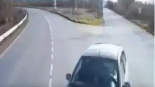 Млада шофьорка със 7 месеца стаж се заби челно в камион край Варна Видео