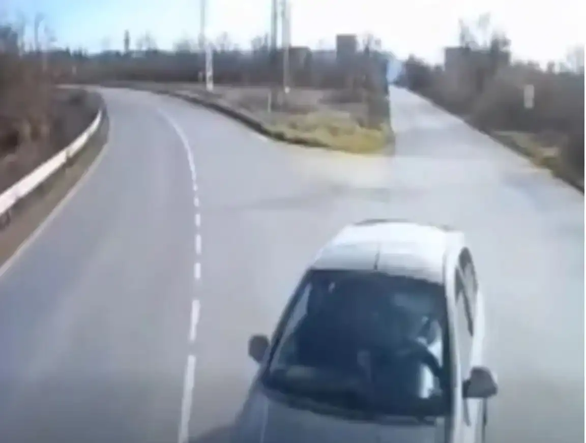Млада шофьорка със 7 месеца стаж се заби челно в камион край Варна Видео