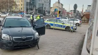 Извънредна ситуация с кола със затъмнени стъкла в центъра на София Снимки