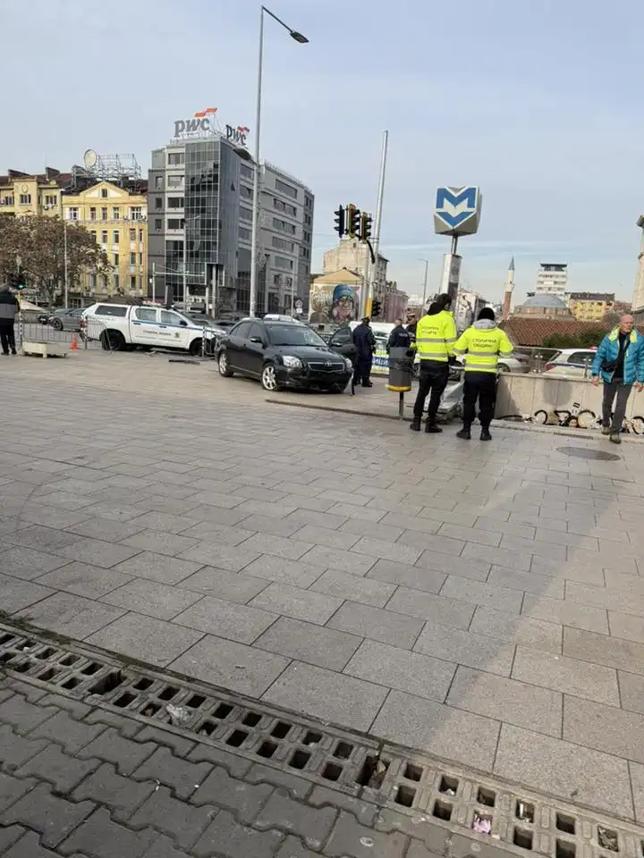 Извънредна ситуация с кола със затъмнени стъкла в центъра на София Снимки