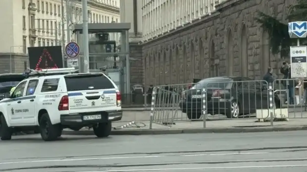 Трагедия! Ето какво се е случило с колата със затъмнени стъкла в центъра на София Снимки