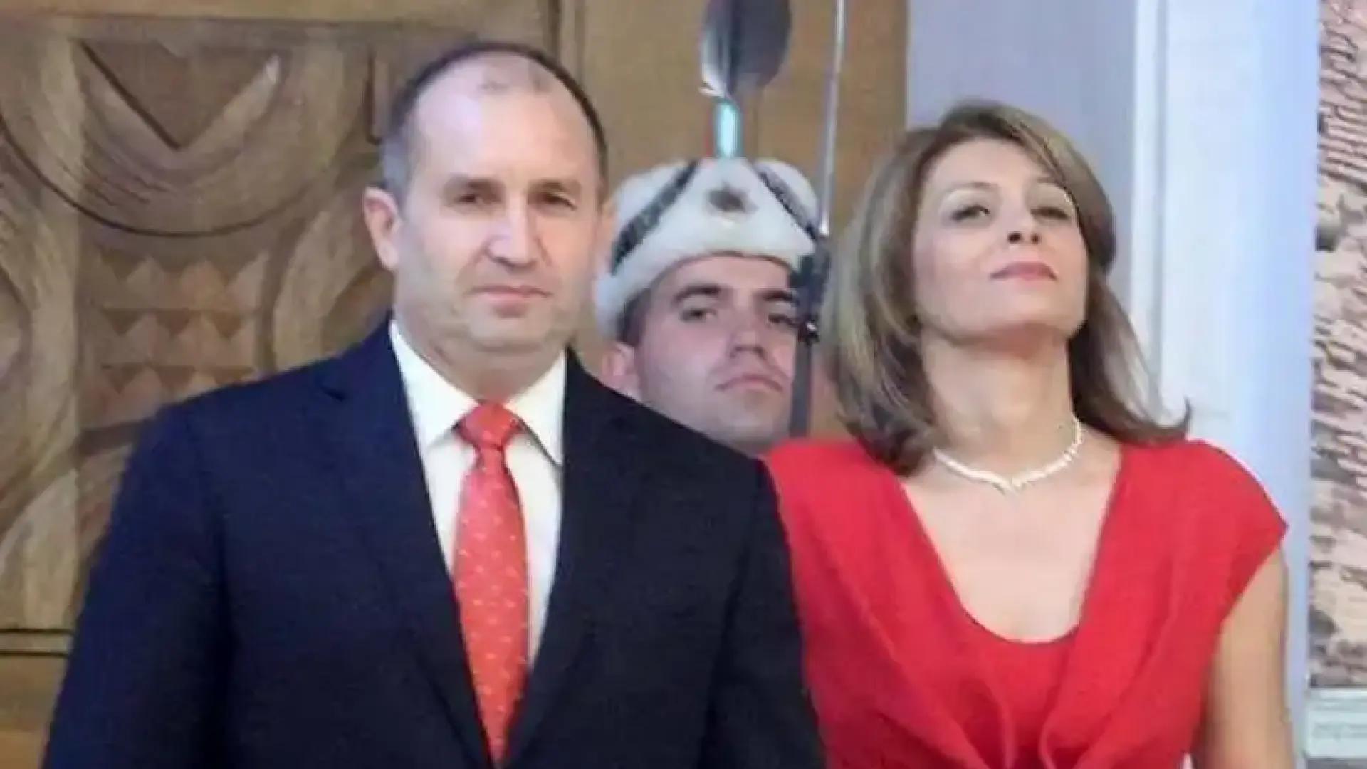 Мрън-мрън: Радев излезе, мига като шут и накрая се скри под полата на Деса да гледа сеир