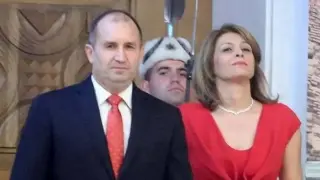 Мрън-мрън: Радев излезе, мига като шут и накрая се скри под полата на Деса да гледа сеир