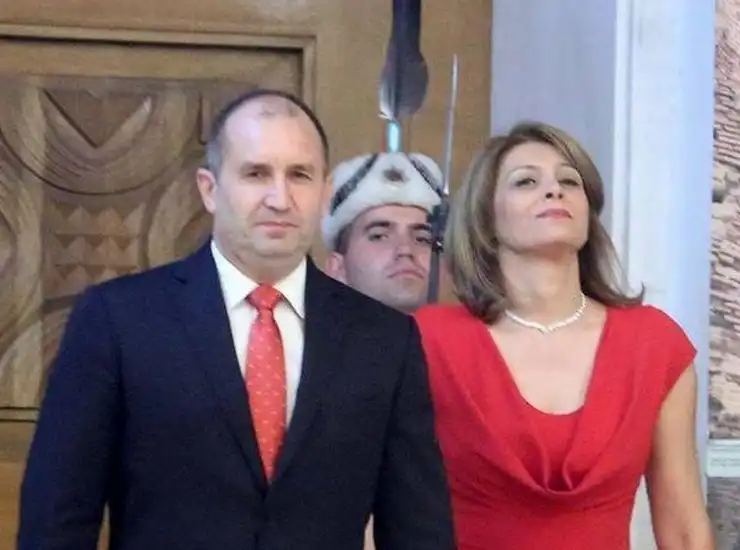 Мрън-мрън: Радев излезе, мига като шут и накрая се скри под полата на Деса да гледа сеир