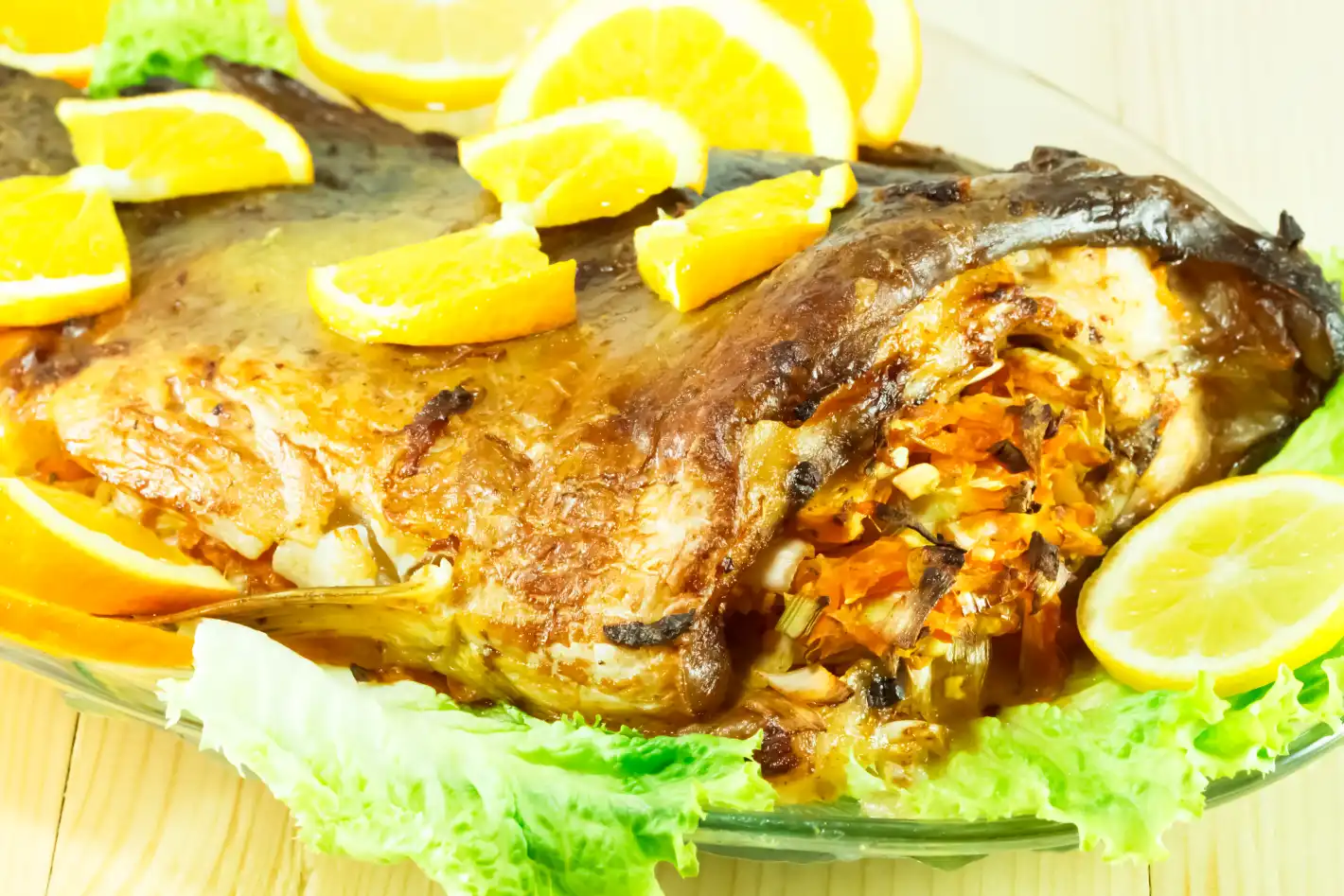 Най-вкусният пълнен шаран за Никулден: Тайната на сочното месо и златистата коричка