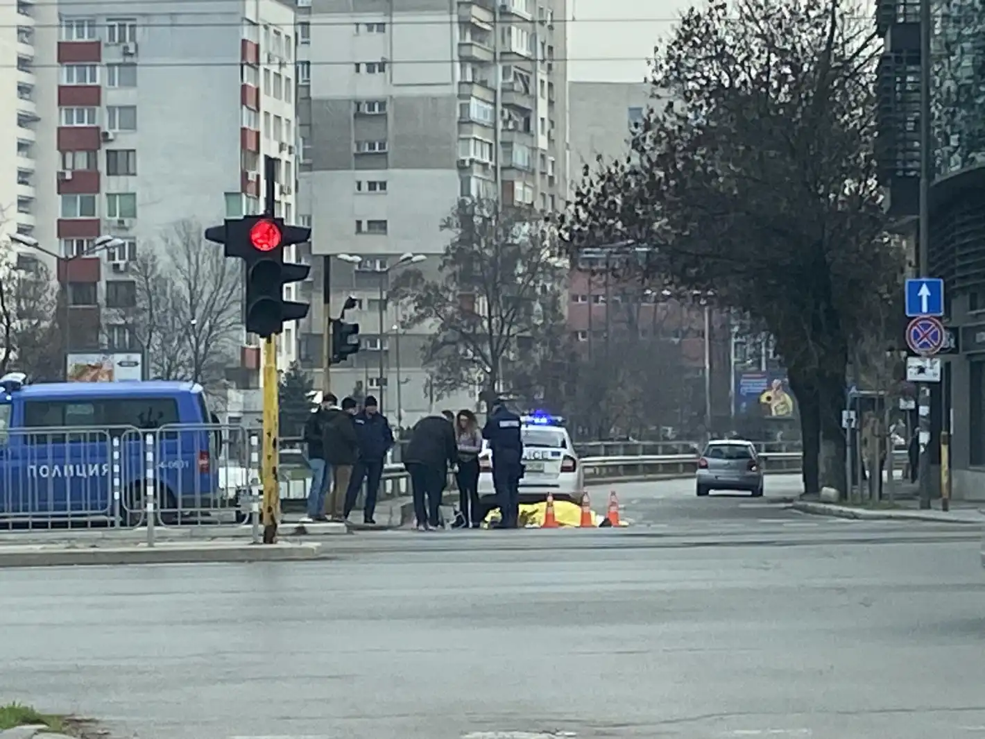 Мистериозна смърт в София! Безжизнено тяло лежи на кръстовище Снимка