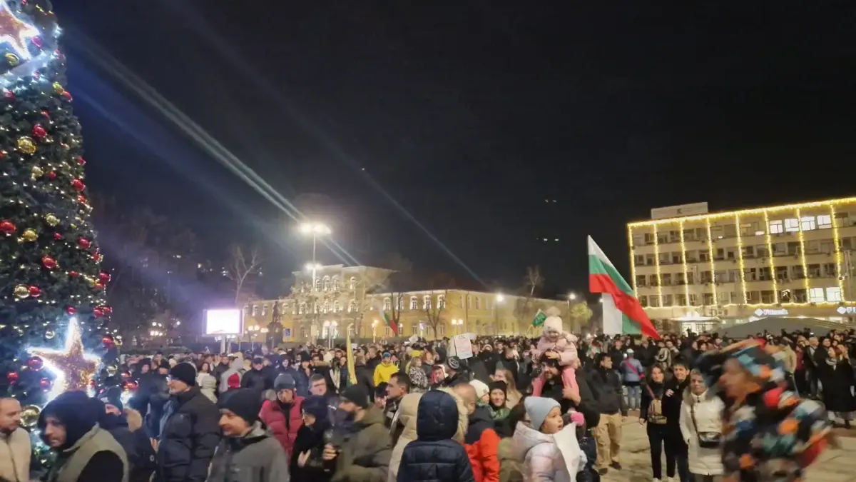 Протести в няколко града в страната, бомбички и задържан в Габрово Снимки