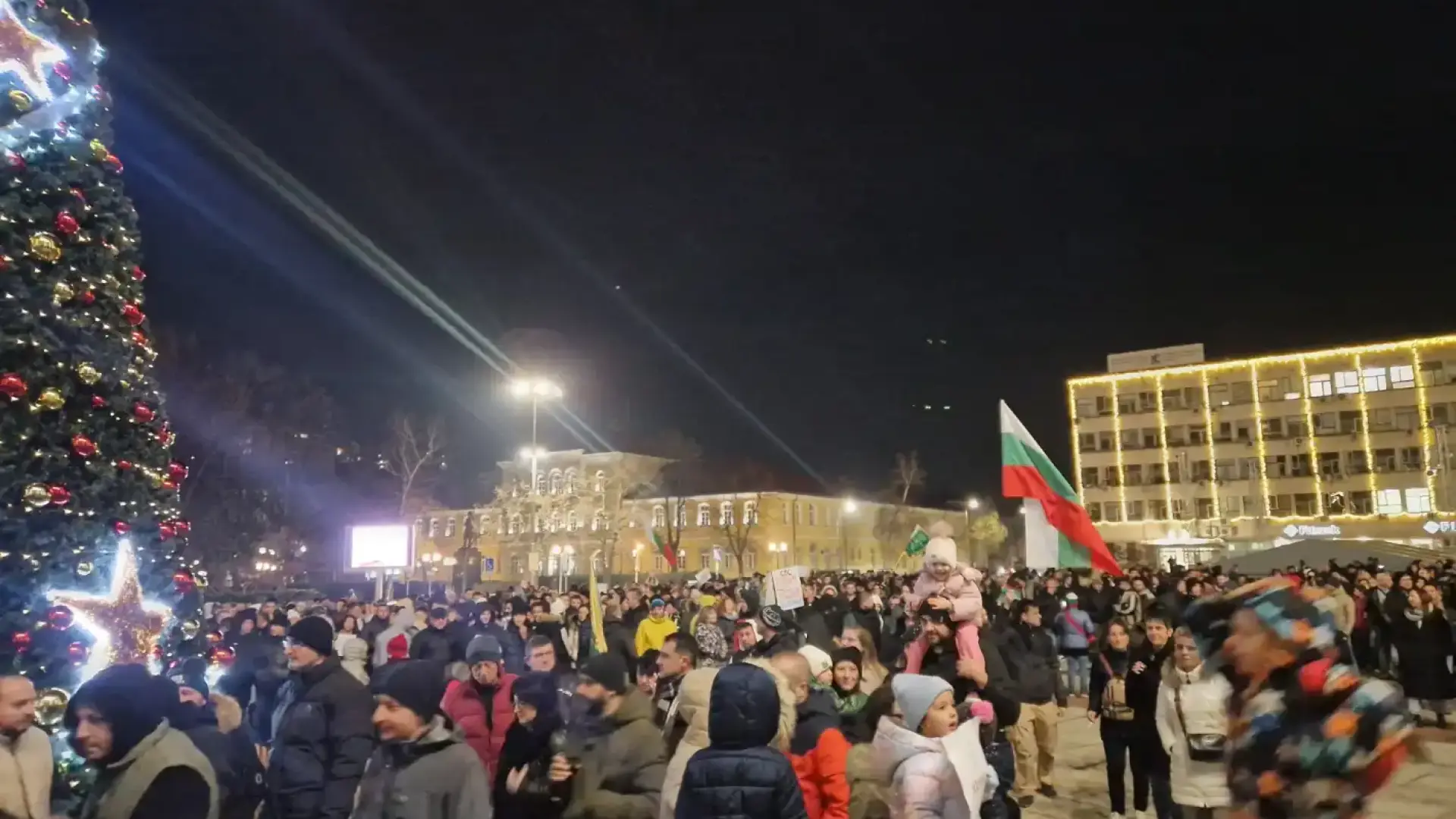 Протести в няколко града в страната, бомбички и задържан в Габрово Снимки