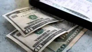 Чиновник получавал заплата 10 години, без да ходи на работа, ето как завърши историята
