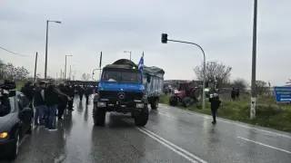 Какво става?! Гръцките фермери пробиха жандармерията и тръгнаха към България Видео
