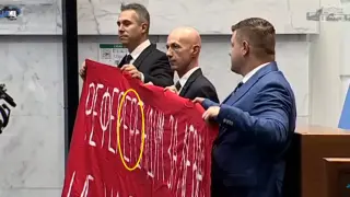 Скандално: „Възраждане“ да се върнат в училище, разпъна плакат с правописна грешка Снимки