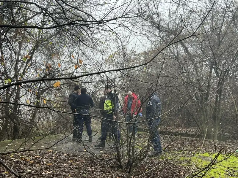 Зловещо! Оглозган труп в гората край лудницата във Враца, отцепиха района Снимки 18+