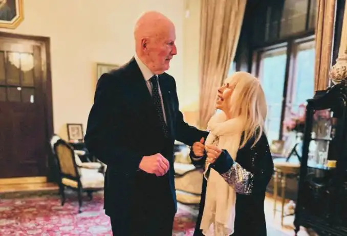 Историческа чест за Лили Иванова – Царят я награди със... Снимки