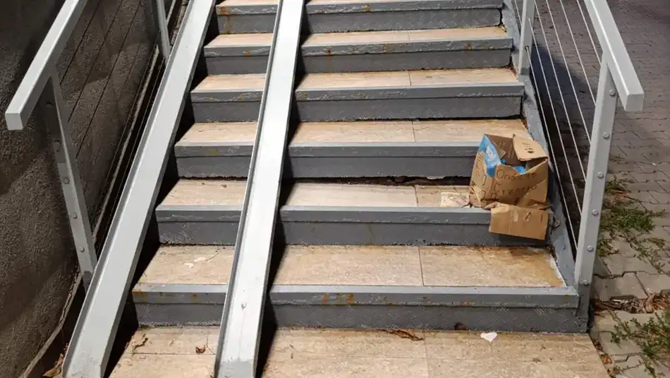 Опасно стъпало пред дрогерия прати жена в "Пирогов"