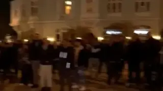 Екшън в Сливен: Младежи с тъмни дрехи псуват и скачат на полицаи