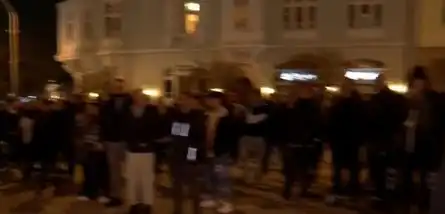 Екшън в Сливен: Младежи с тъмни дрехи псуват и скачат на полицаи